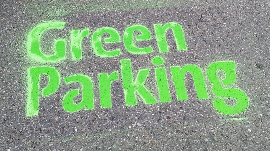 schriftzug green parking